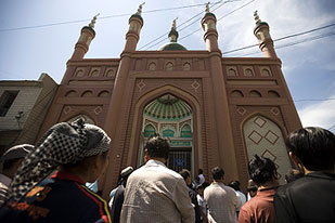Uighurs defy Urumqi mosque closure